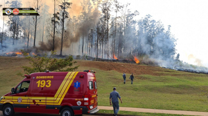 Avião cai, explode e causa incêndio em área de mata em Piracicaba