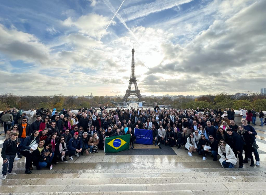Consórcio Mercedes-Benz encerra o ano levando 200 clientes a Paris