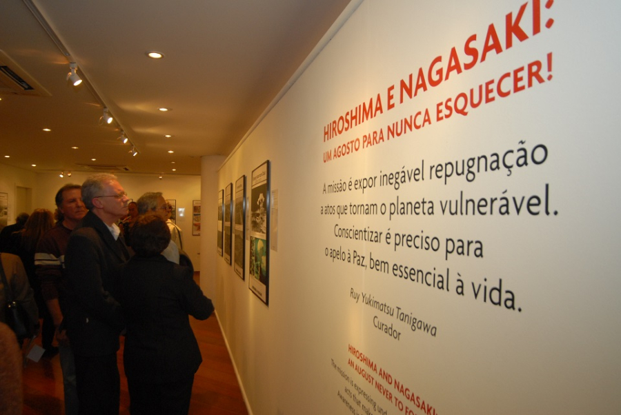 Médicos de Hiroshima visitam sede da Associação Paulista de Medicina