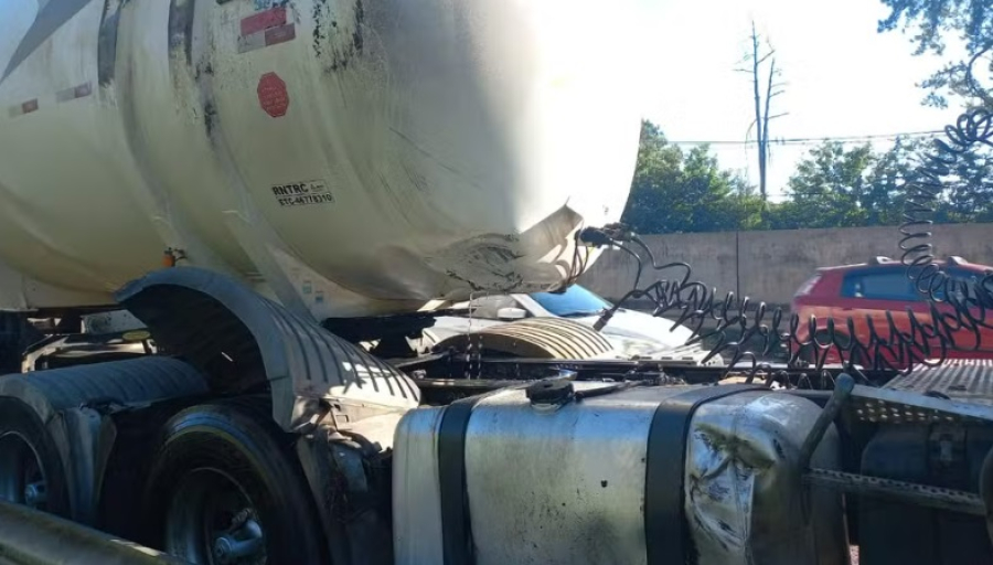 Mulher grávida de cinco meses morre após carro bater em caminhão-tanque tombado na pista