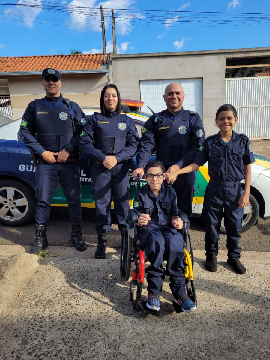 Crianças recebem visita da Guarda Municipal e têm dia de patrulheiros-mirins